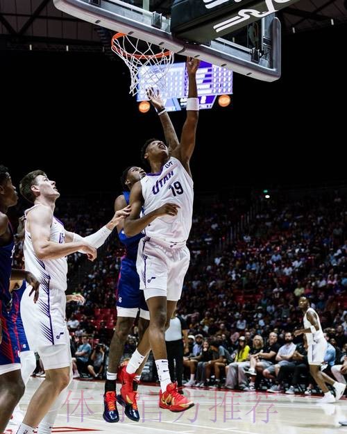 埃奇库姆全场19投仅6中，三分8中2得到17分4篮板4助攻2抢断